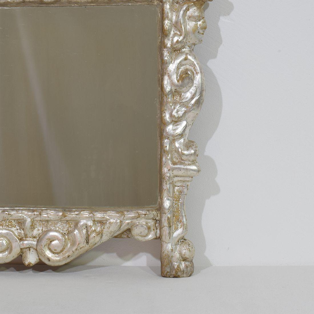 Bois Miroir baroque italien du XVIIe/XVIIIe siècle en bois sculpté à feuilles d'argent avec des anges en vente