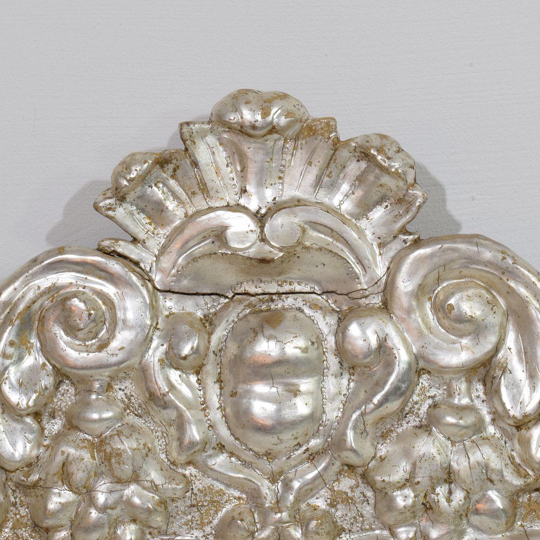 Miroir baroque italien du XVIIe/XVIIIe siècle en bois sculpté à feuilles d'argent avec des anges en vente 1