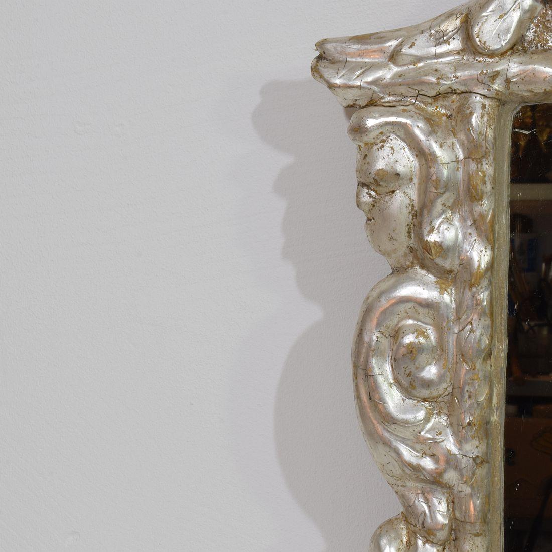 Miroir baroque italien du XVIIe/XVIIIe siècle en bois sculpté à feuilles d'argent avec des anges en vente 2