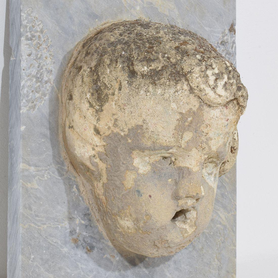 Testa di fontana di cherubino in pietra intagliata del XVII-XVIII secolo su pannello di marmo in vendita 2