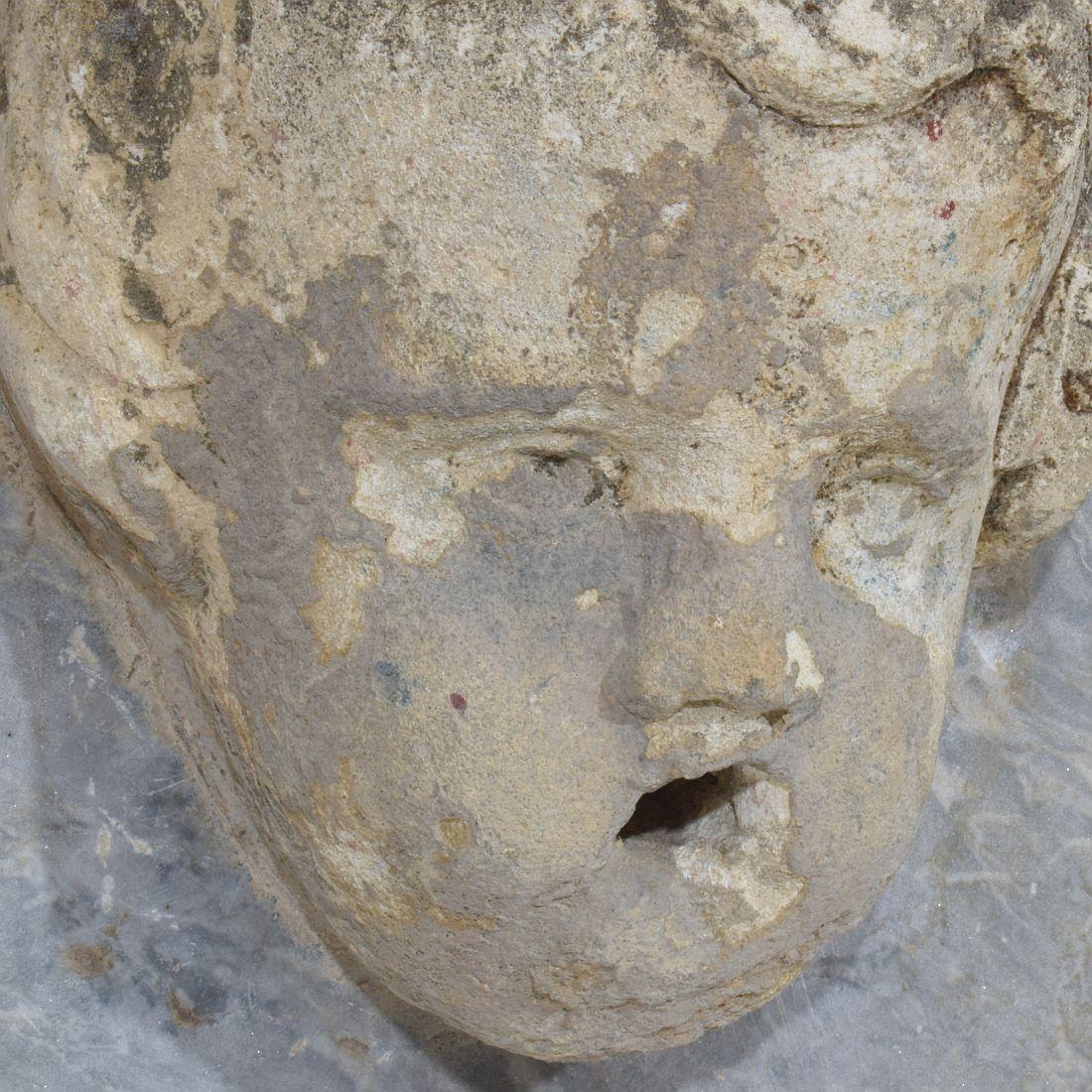 Testa di fontana di cherubino in pietra intagliata del XVII-XVIII secolo su pannello di marmo in vendita 6