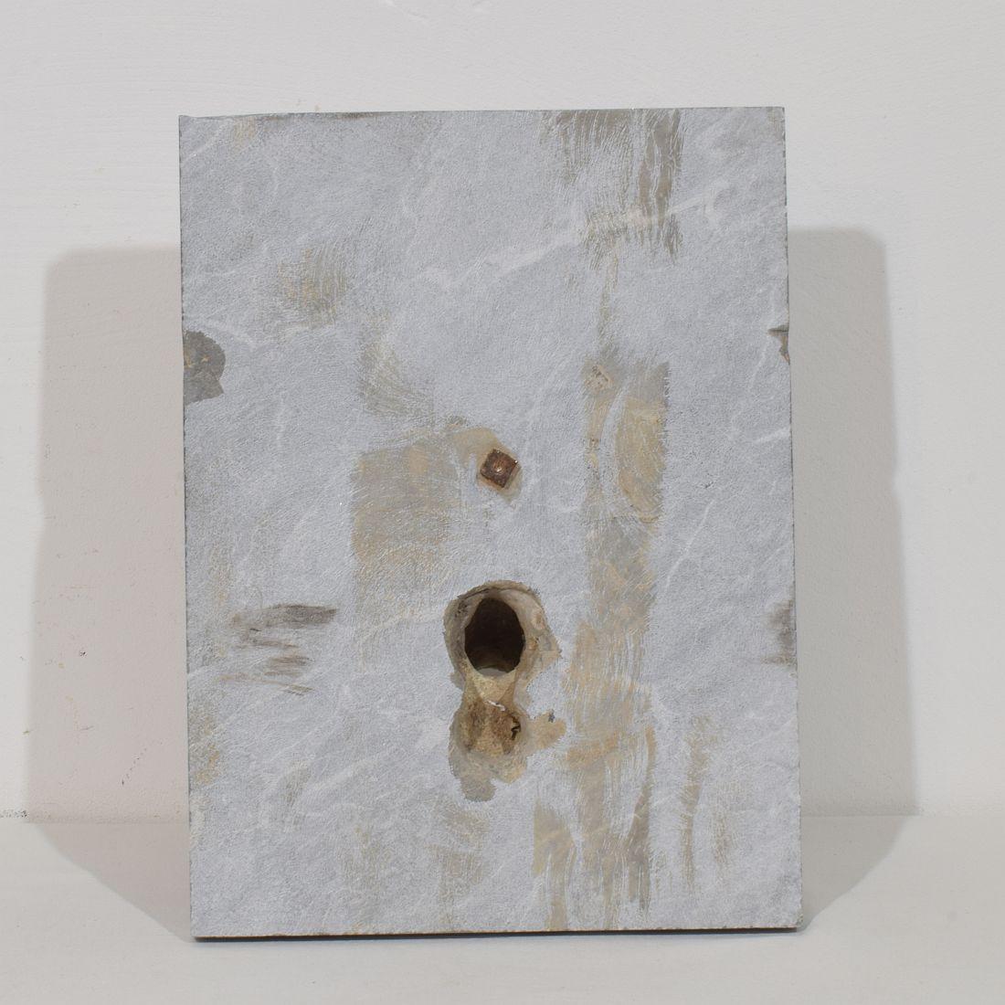 Testa di fontana di cherubino in pietra intagliata del XVII-XVIII secolo su pannello di marmo in vendita 12