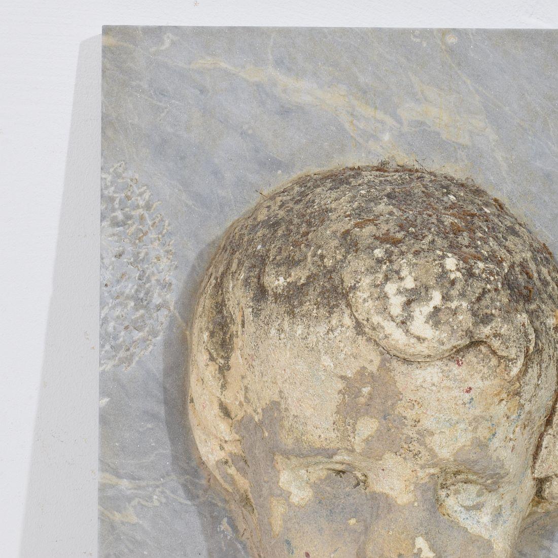 Italiano Testa di fontana di cherubino in pietra intagliata del XVII-XVIII secolo su pannello di marmo in vendita