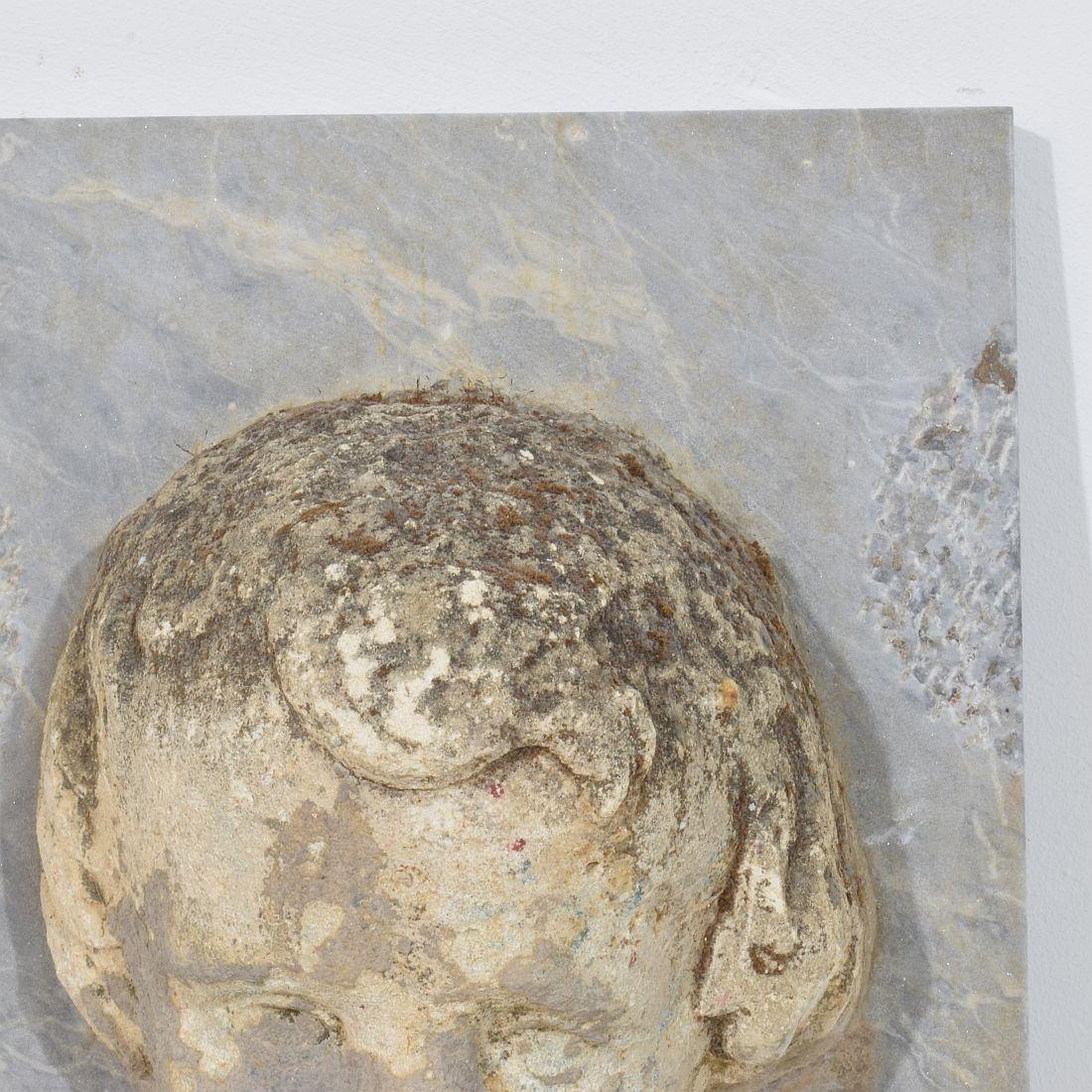 Intagliato a mano Testa di fontana di cherubino in pietra intagliata del XVII-XVIII secolo su pannello di marmo in vendita