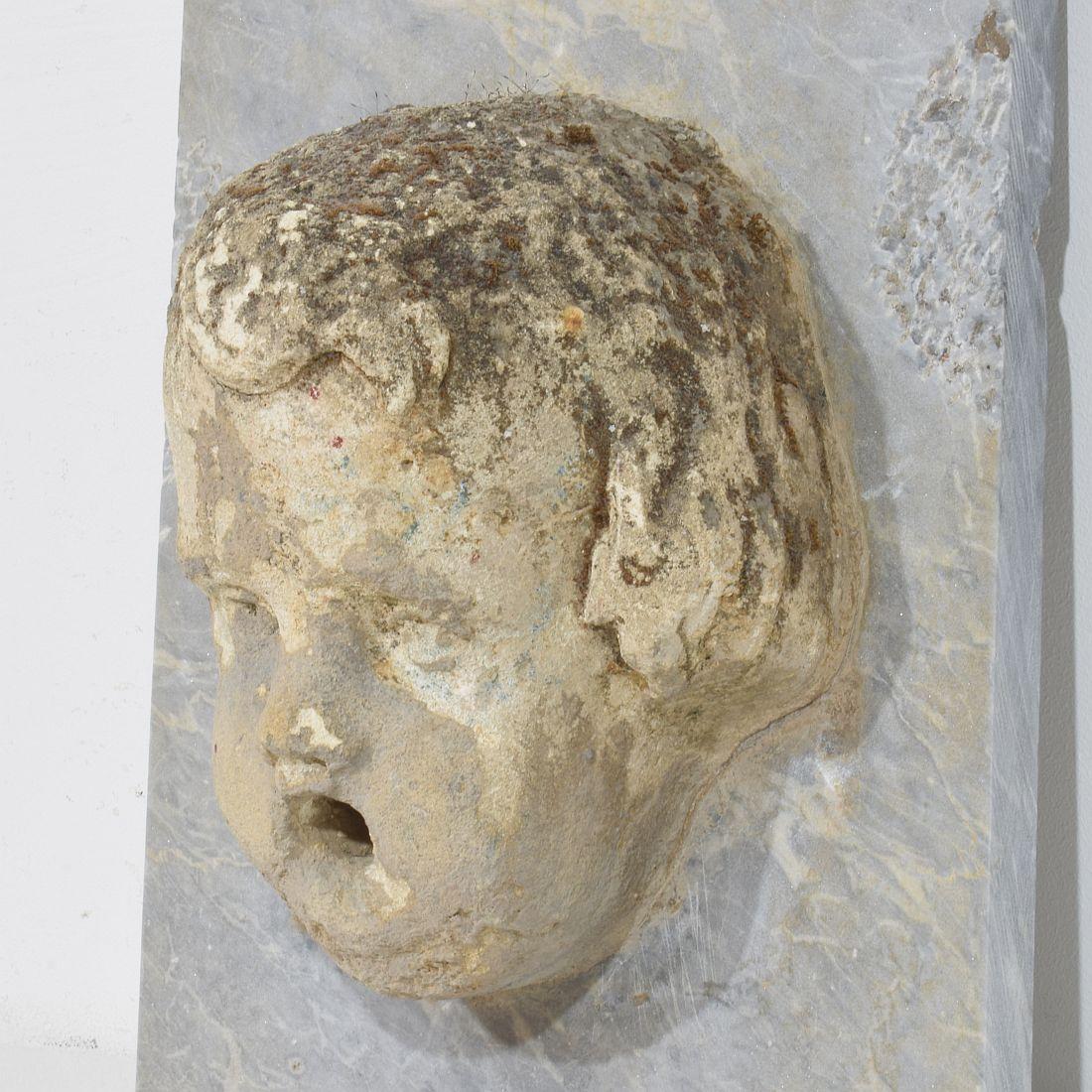 Testa di fontana di cherubino in pietra intagliata del XVII-XVIII secolo su pannello di marmo in vendita 1
