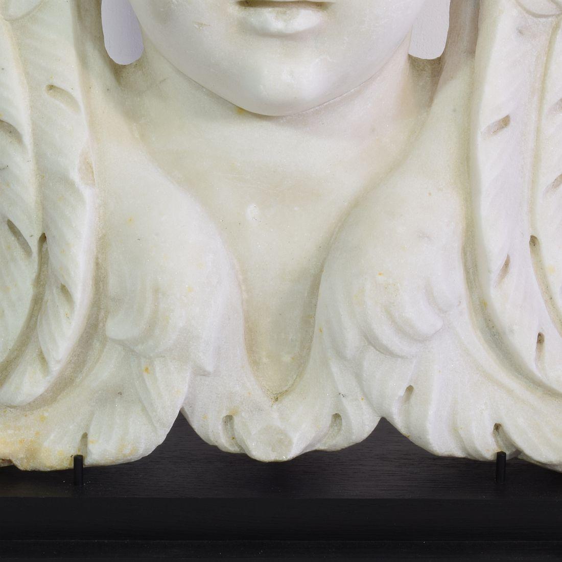 Italienische geschnitzte, geflügelte Engelskopf-Dekoration aus weißem Marmor, 17. / 18. Jahrhundert im Angebot 6