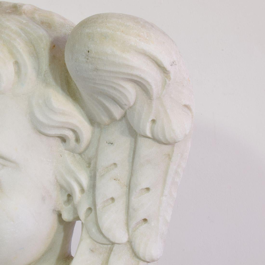 Italienische geschnitzte, geflügelte Engelskopf-Dekoration aus weißem Marmor, 17. / 18. Jahrhundert im Angebot 7