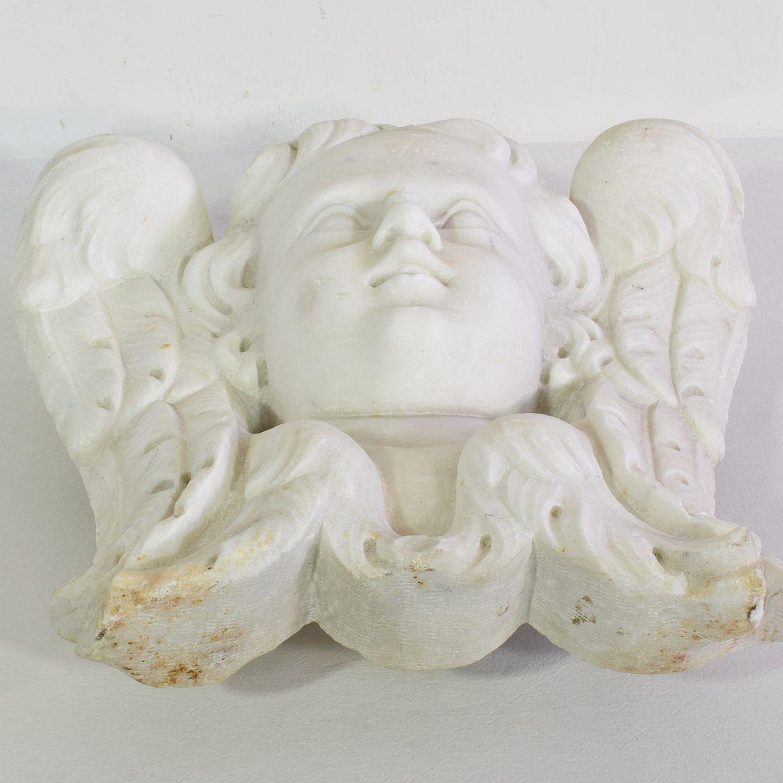 Italienische geschnitzte, geflügelte Engelskopf-Dekoration aus weißem Marmor, 17. / 18. Jahrhundert im Angebot 9