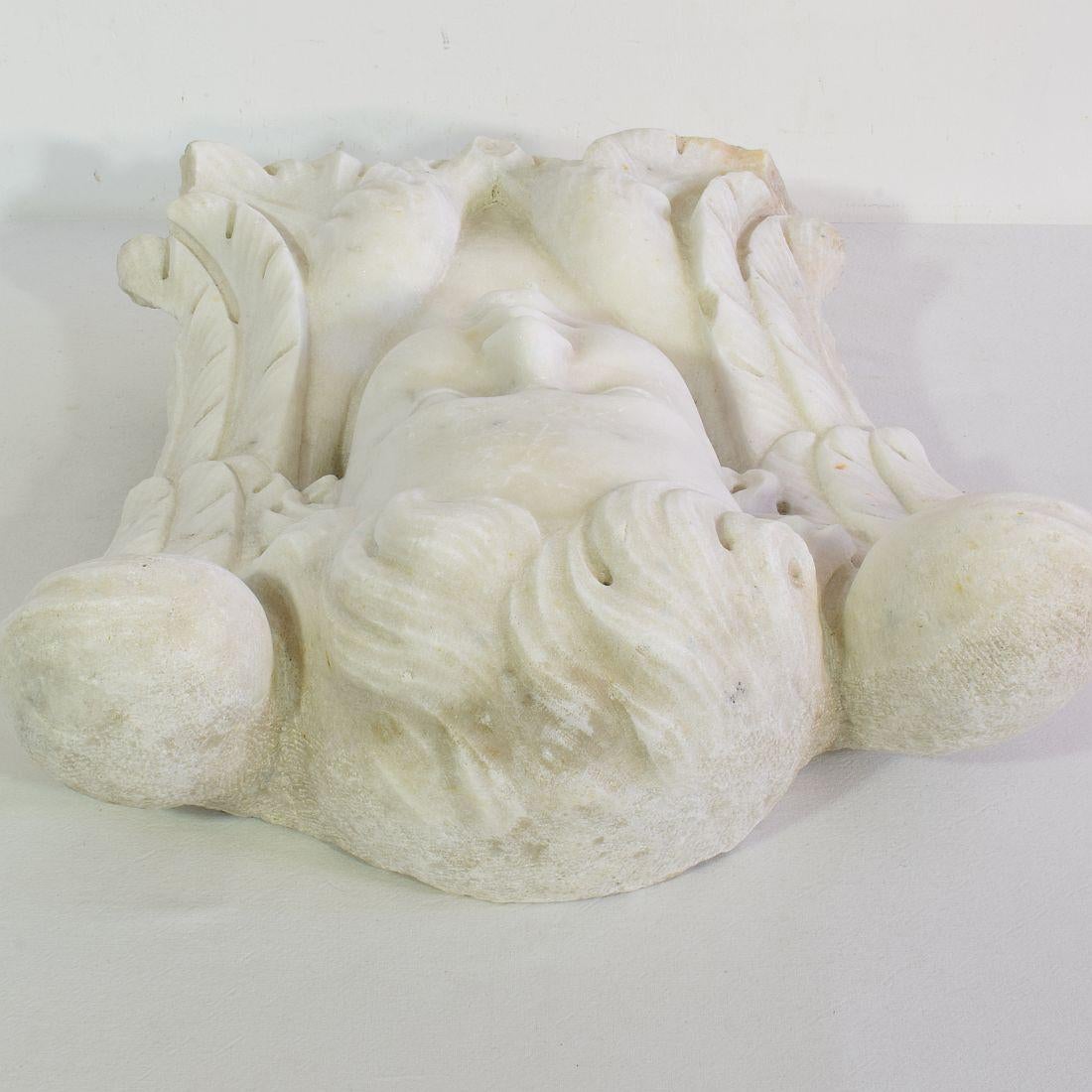Italienische geschnitzte, geflügelte Engelskopf-Dekoration aus weißem Marmor, 17. / 18. Jahrhundert im Angebot 10
