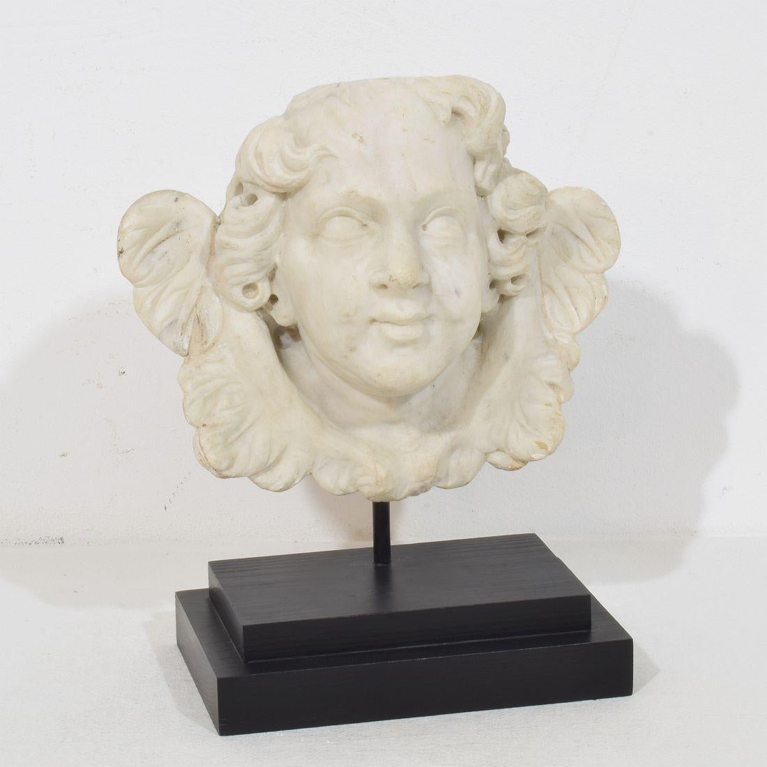 Italienische geschnitzte, geflügelte Engelskopf-Dekoration aus weißem Marmor, 17. / 18. Jahrhundert (Handgeschnitzt) im Angebot