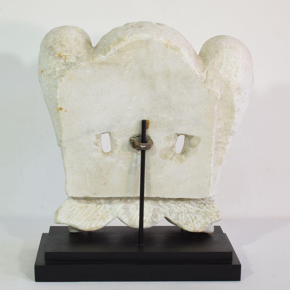 Italian, 17th / 18th Century Carved White Marble Winged Angel Head Ornament In Good Condition For Sale In Buisson, FR