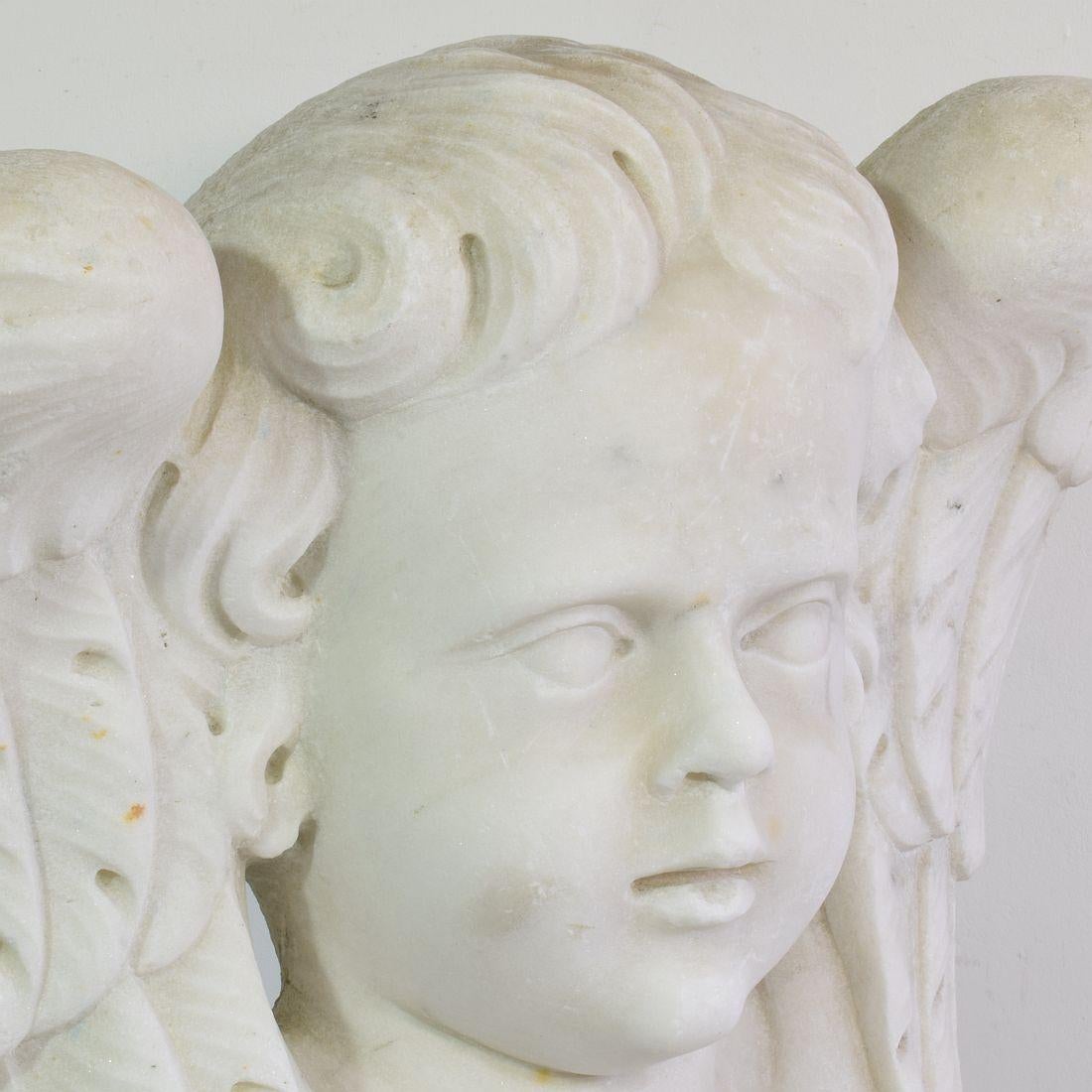 Italienische geschnitzte, geflügelte Engelskopf-Dekoration aus weißem Marmor, 17. / 18. Jahrhundert im Angebot 3