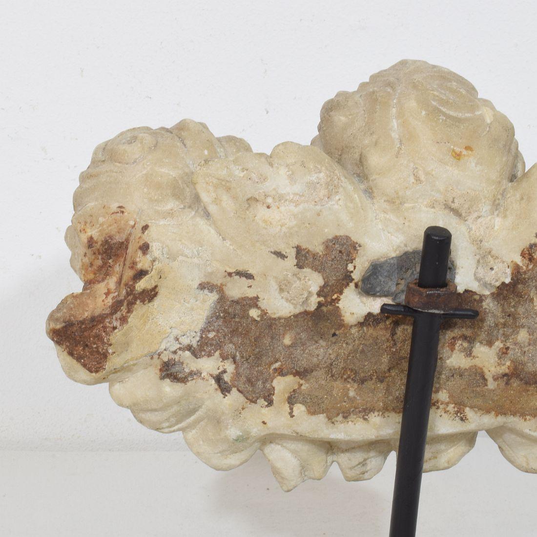 Italiano, 17° / 18° secolo Ornamento di teste d'angelo alate in marmo bianco intagliato in vendita 9