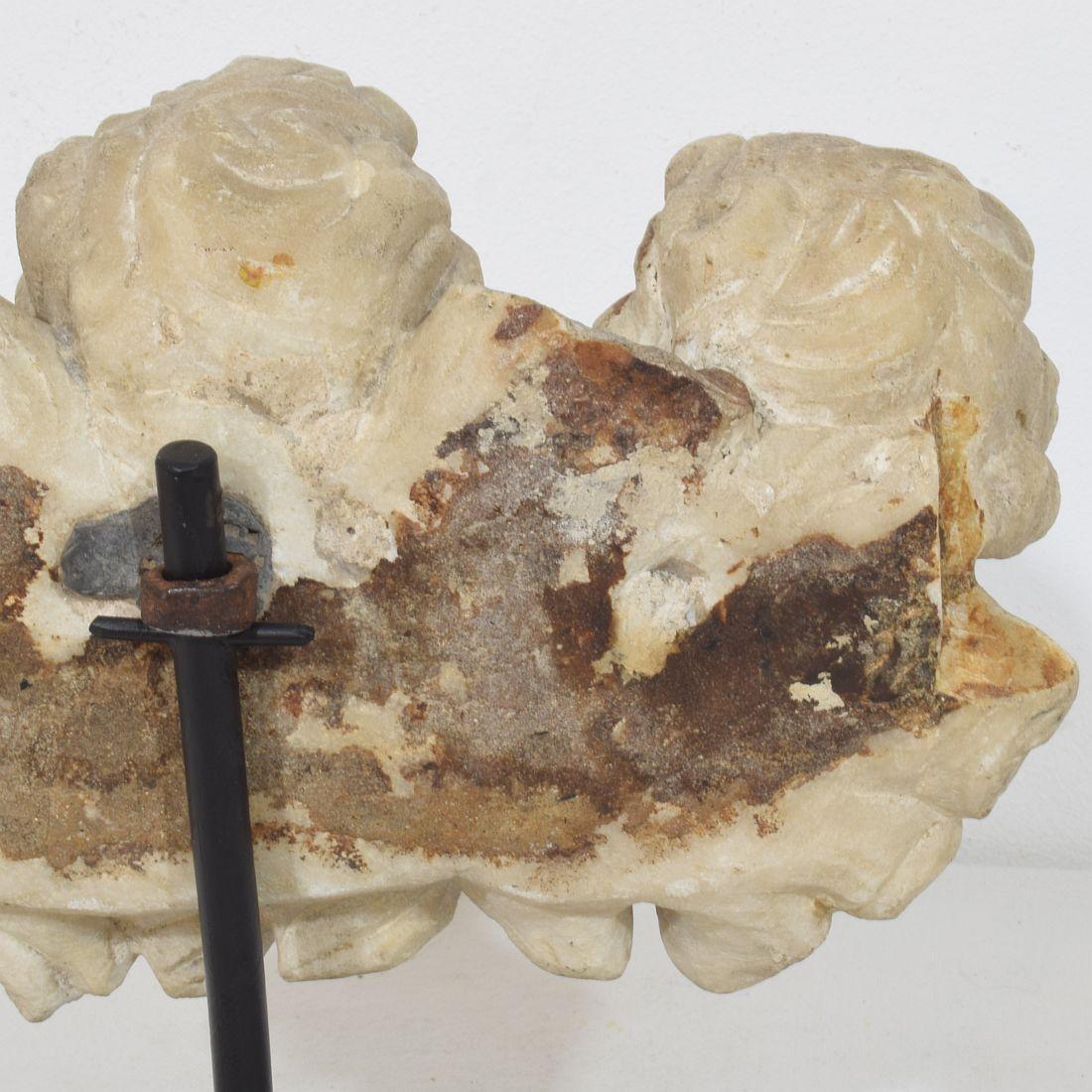 Italiano, 17° / 18° secolo Ornamento di teste d'angelo alate in marmo bianco intagliato in vendita 10