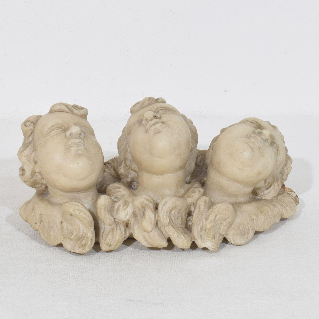 Italiano, 17° / 18° secolo Ornamento di teste d'angelo alate in marmo bianco intagliato in vendita 11
