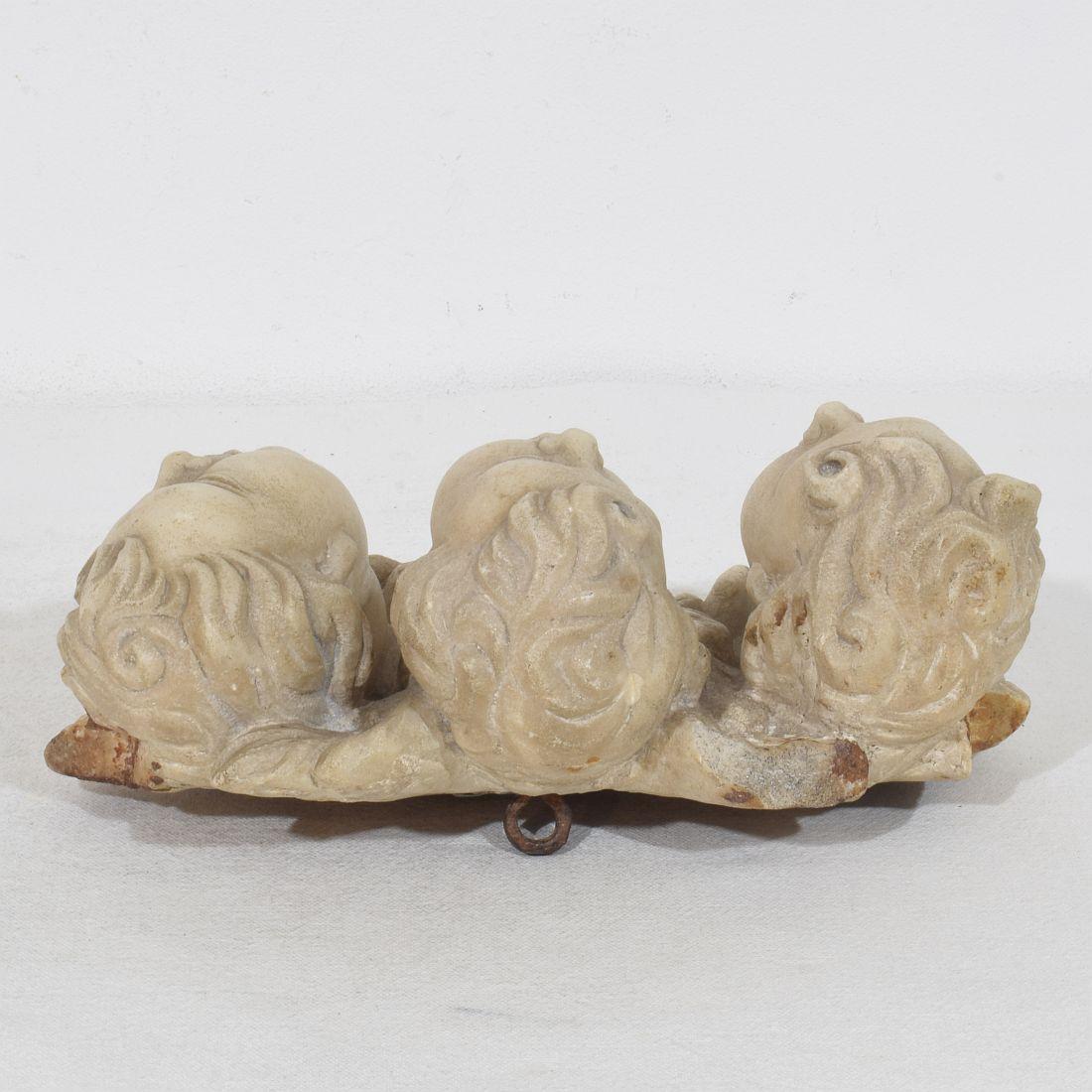 Italiano, 17° / 18° secolo Ornamento di teste d'angelo alate in marmo bianco intagliato in vendita 12