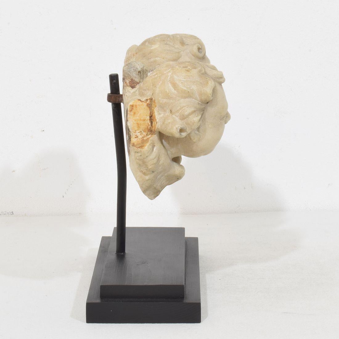 Intagliato a mano Italiano, 17° / 18° secolo Ornamento di teste d'angelo alate in marmo bianco intagliato in vendita