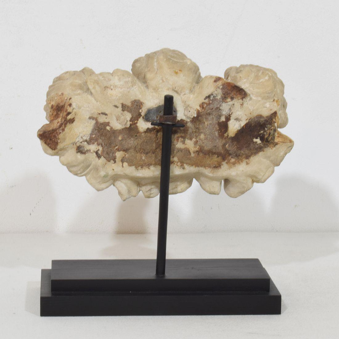 Italiano, 17° / 18° secolo Ornamento di teste d'angelo alate in marmo bianco intagliato In condizioni buone in vendita a Buisson, FR