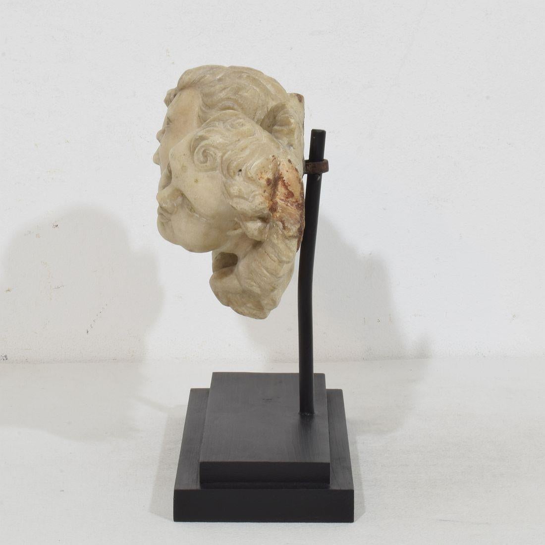 Fino al XVIII secolo Italiano, 17° / 18° secolo Ornamento di teste d'angelo alate in marmo bianco intagliato in vendita