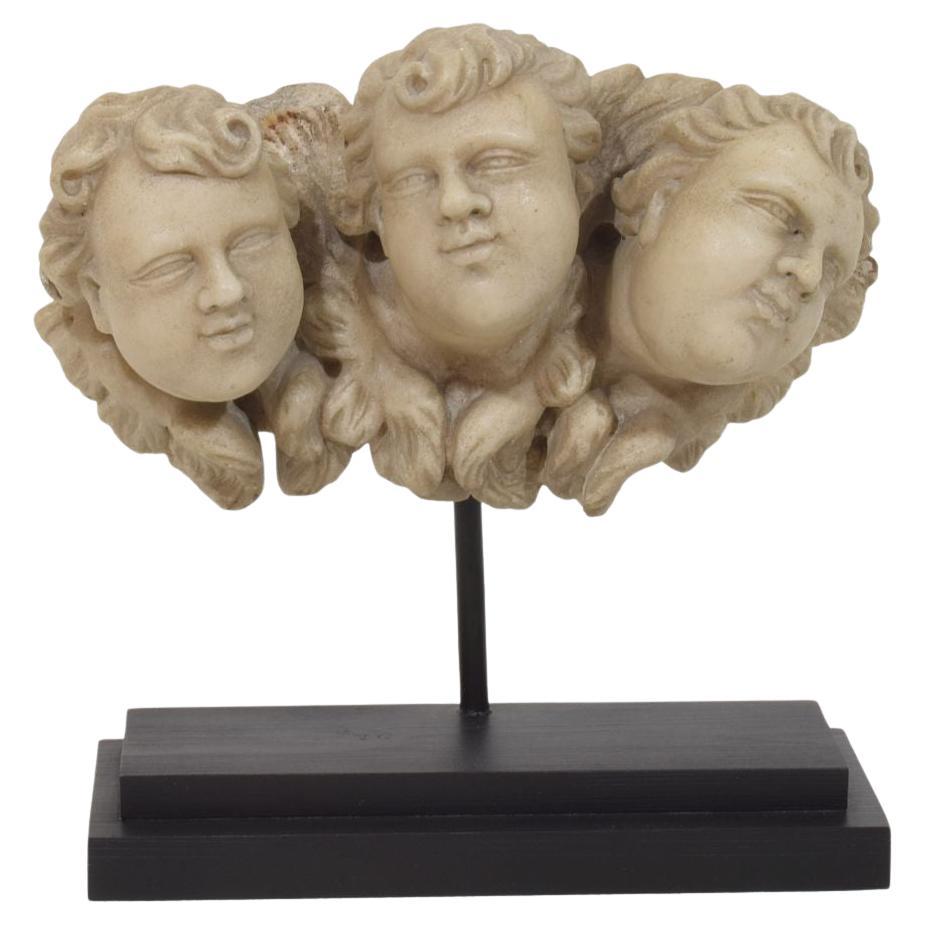 Italiano, 17° / 18° secolo Ornamento di teste d'angelo alate in marmo bianco intagliato in vendita