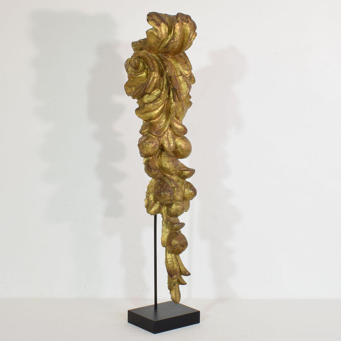 Sculpté à la main Ornement baroque italien en bois doré du 17ème/ 18ème siècle en vente