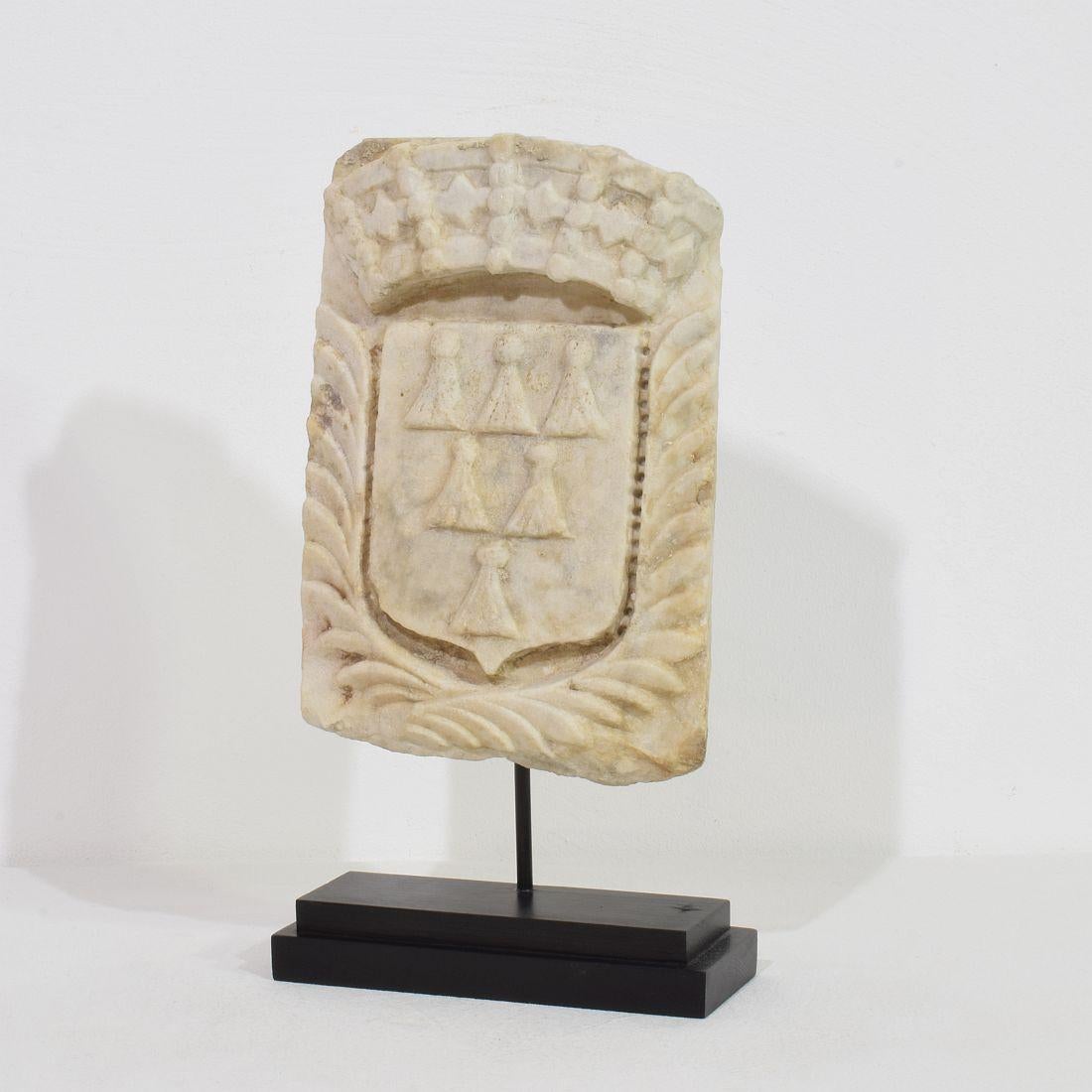 Very beautiful marble coat of arms. Great weathered patina
Italy, circa 1650-1750. Weathered.
Measurement here below is inclusive the wooden base.