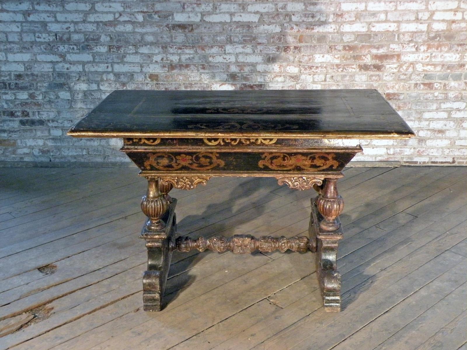 Auffallend dekorativer venezianischer Tisch von sehr ungewöhnlicher und seltener Form, frühes 17. Jahrhundert.
Die längliche geformte Oberseite ist mit vergoldetem Dekor verziert, über einem doppelten Fries mit floralen Ornamenten, gestützt von