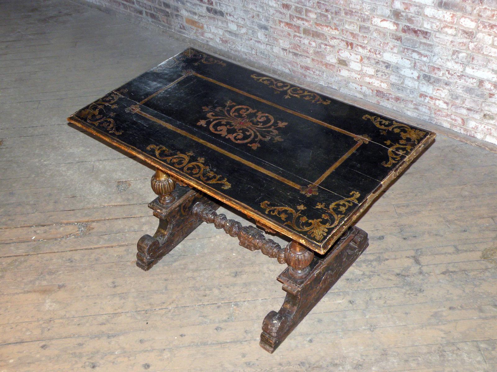 Doré Table centrale italienne baroque du XVIIe siècle en noyer peint en vente
