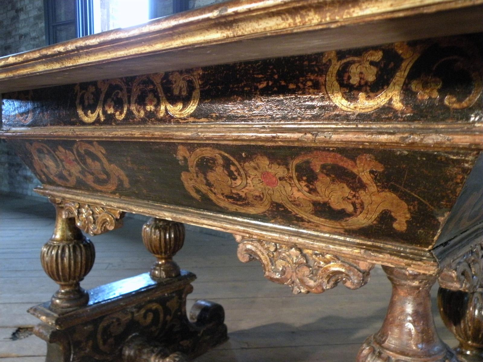 17ème siècle Table centrale italienne baroque du XVIIe siècle en noyer peint en vente