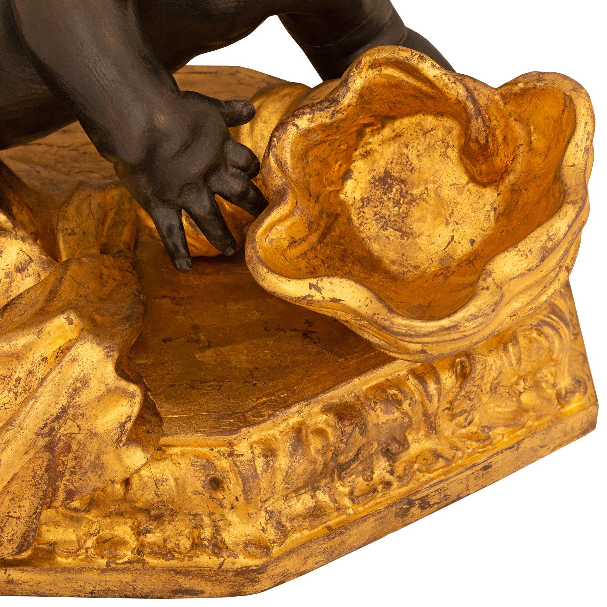 Italienische Puttenstatue aus vergoldetem Holz und patiniertem Holz aus der Barockzeit des 17. Jahrhunderts (18. Jahrhundert und früher) im Angebot
