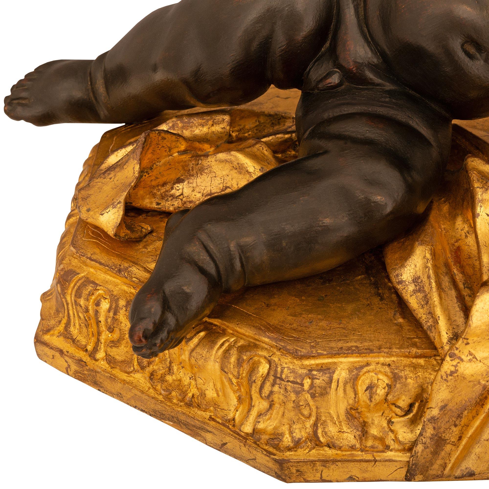 XVIIIe siècle et antérieur Statue de Putti d'époque baroque italienne du 17ème siècle en bois doré et bois patiné en vente