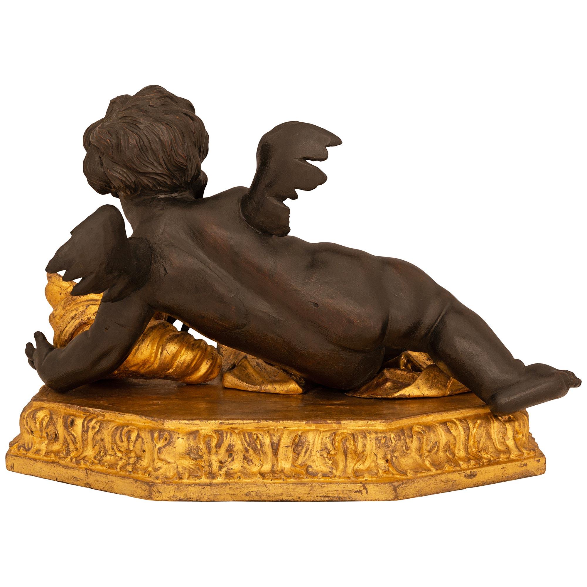 Italian 17th Century Baroque Period Giltwood And Patinated Wood Putti Statue For Sale 4