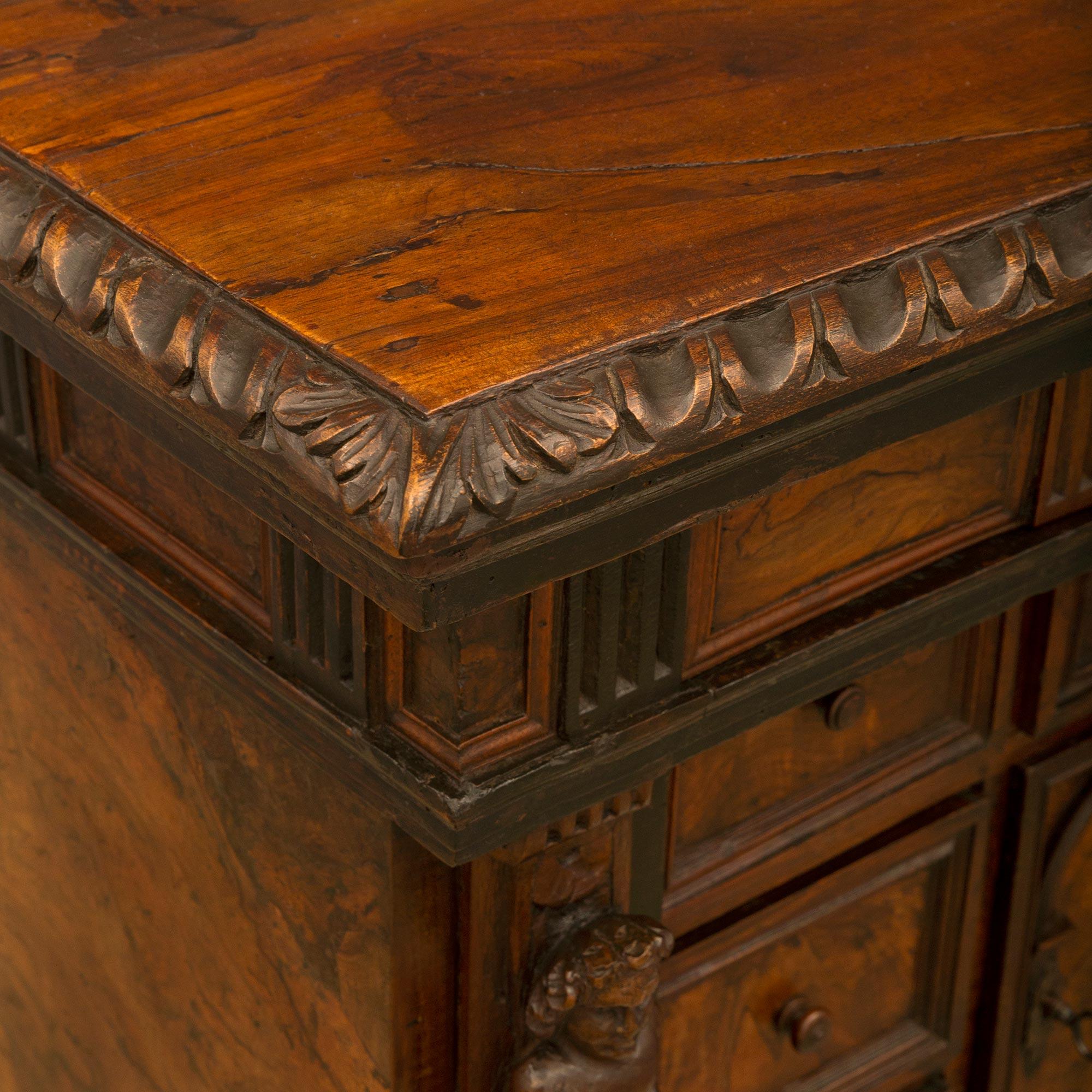 Italian 17th Century Baroque Period Walnut and Burl Walnut Cabinet For Sale 2