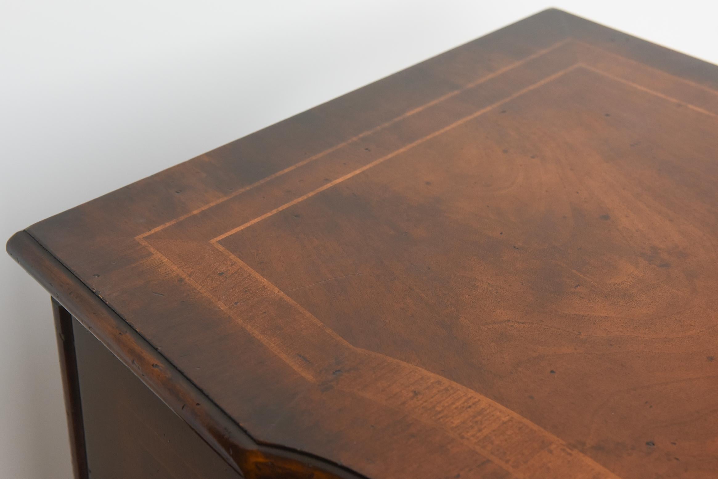 Commodo italiano del periodo barocco del XVII secolo in legno di noce, tulipano e bronzo in vendita 3