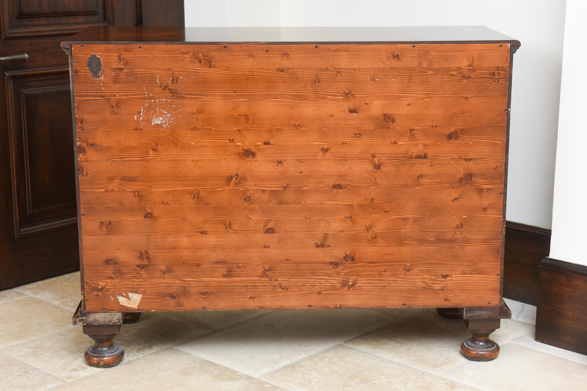 Commodo italiano del periodo barocco del XVII secolo in legno di noce, tulipano e bronzo in vendita 4