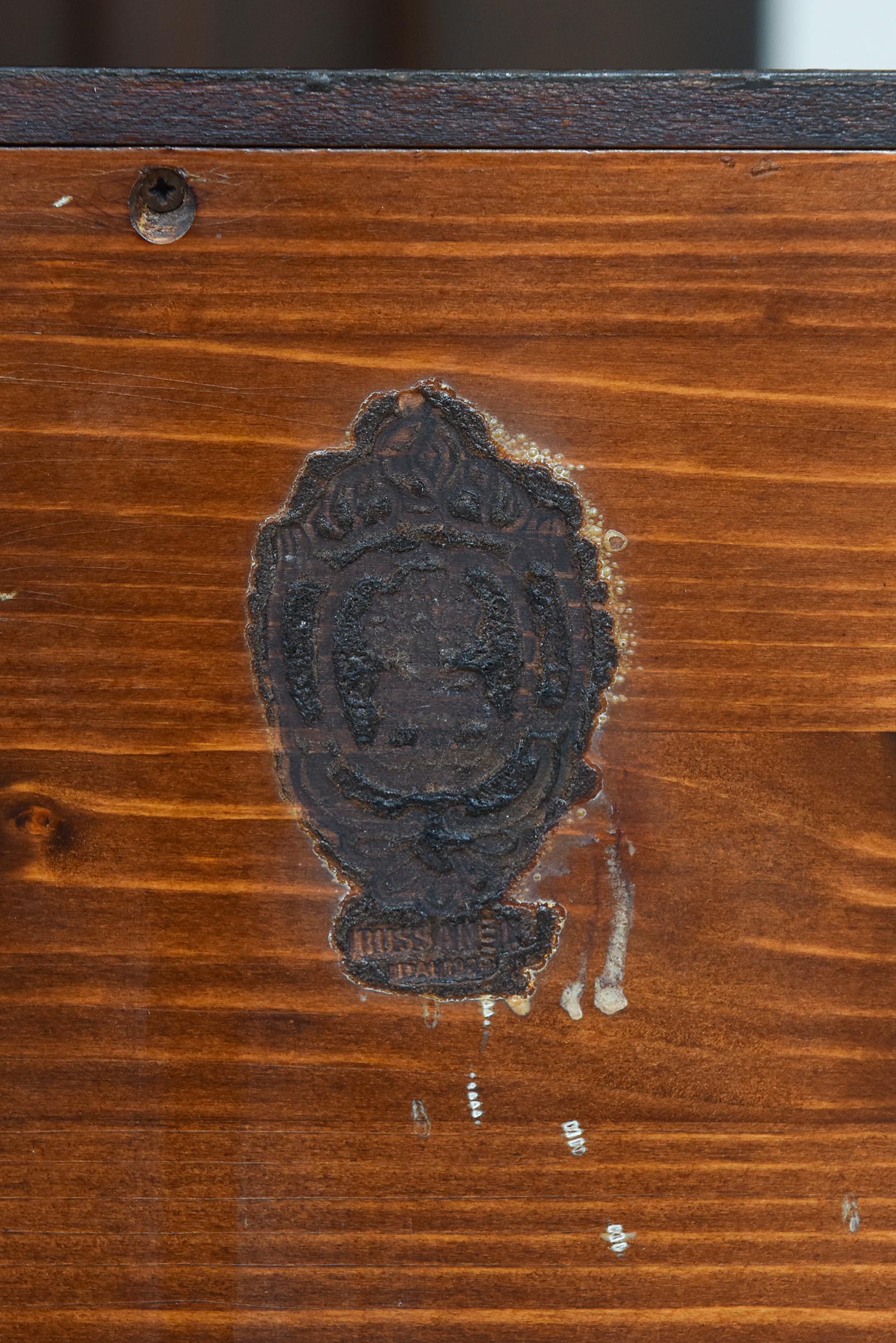 Commodo italiano del periodo barocco del XVII secolo in legno di noce, tulipano e bronzo in vendita 5