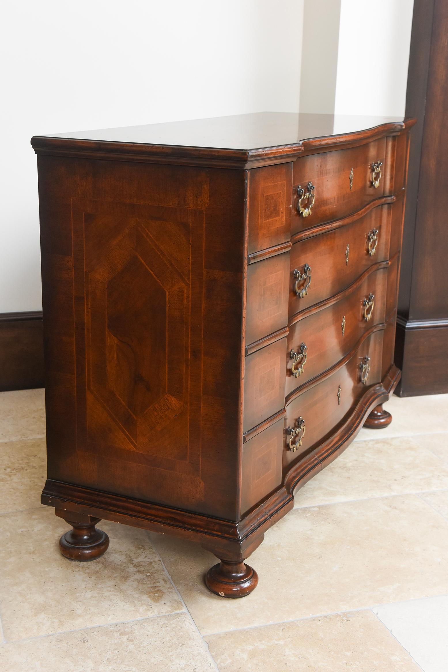 Commodo italiano del periodo barocco del XVII secolo in legno di noce, tulipano e bronzo in vendita 6