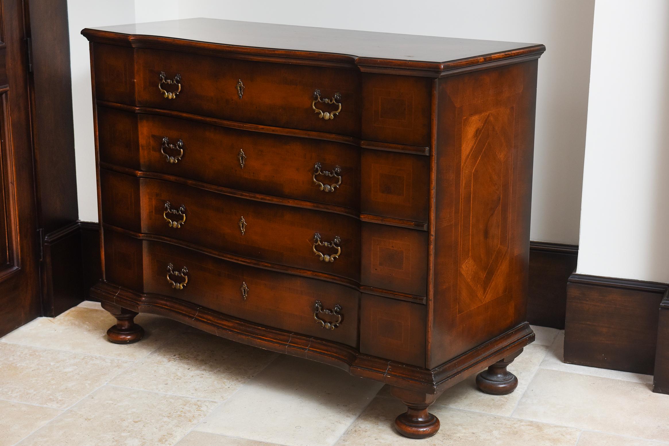 Questo magnifico mobile barocco italiano del XVII secolo, proveniente dalla regione dei Lombardi, mostra una maestria artigianale e un'eleganza senza tempo. La cassettiera a tre cassetti poggia su splendidi sostegni a volute foliate sotto una