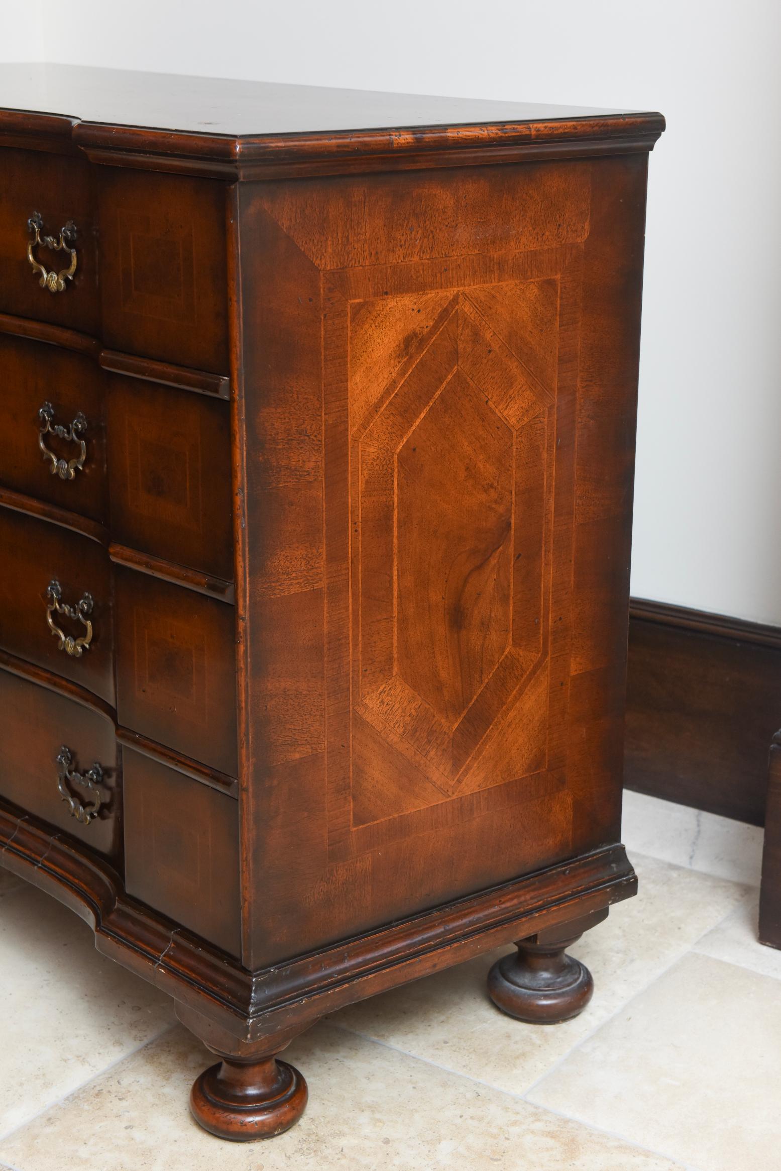 Georgiano Commodo italiano del periodo barocco del XVII secolo in legno di noce, tulipano e bronzo in vendita