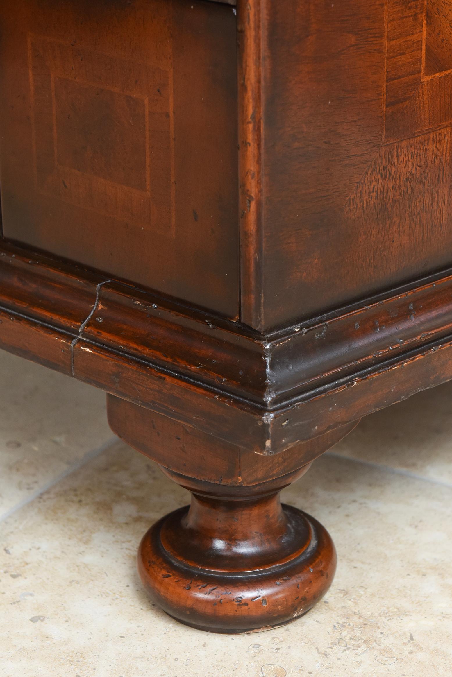 Fatto a mano Commodo italiano del periodo barocco del XVII secolo in legno di noce, tulipano e bronzo in vendita