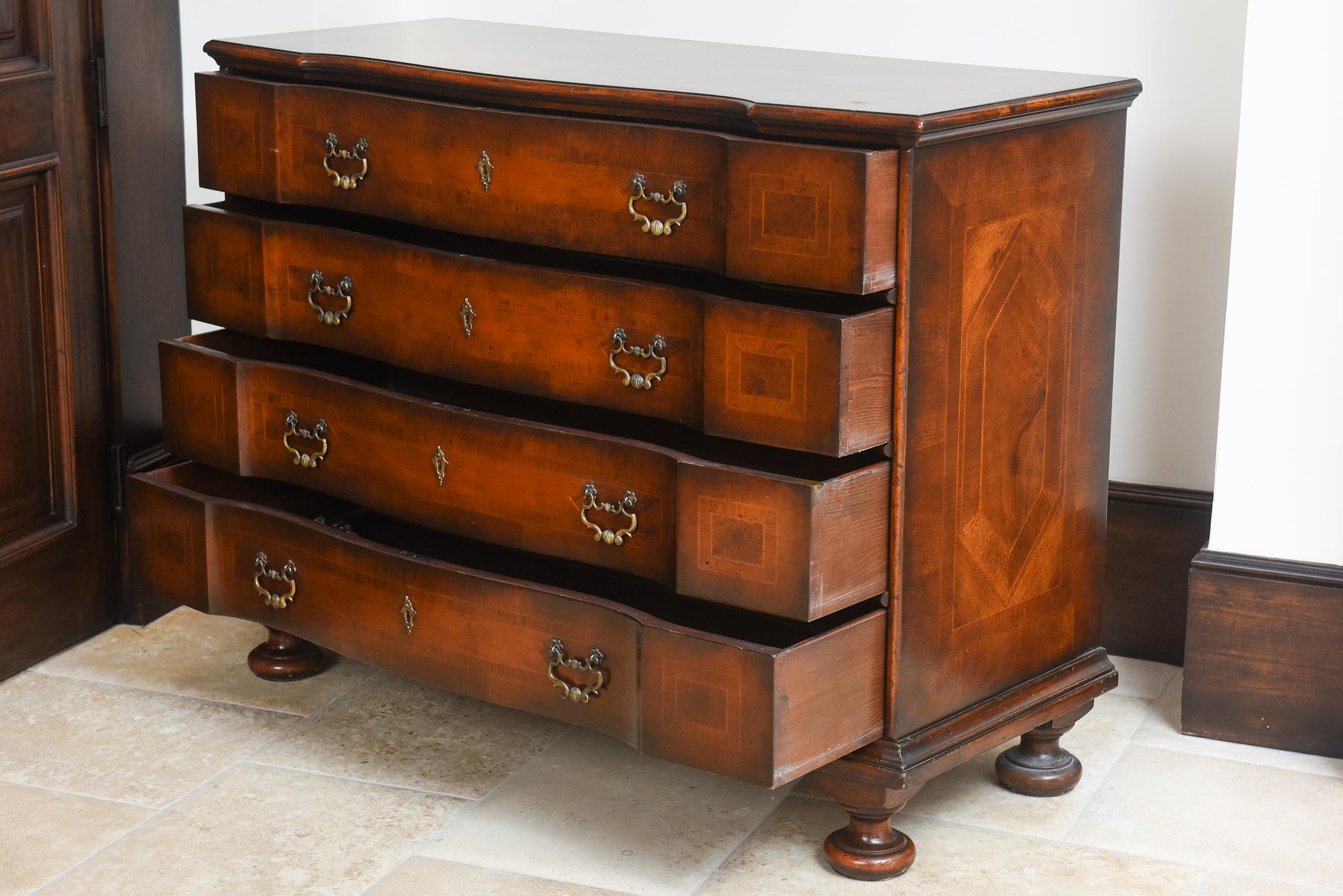 Commodo italiano del periodo barocco del XVII secolo in legno di noce, tulipano e bronzo In condizioni buone in vendita a North Miami, FL