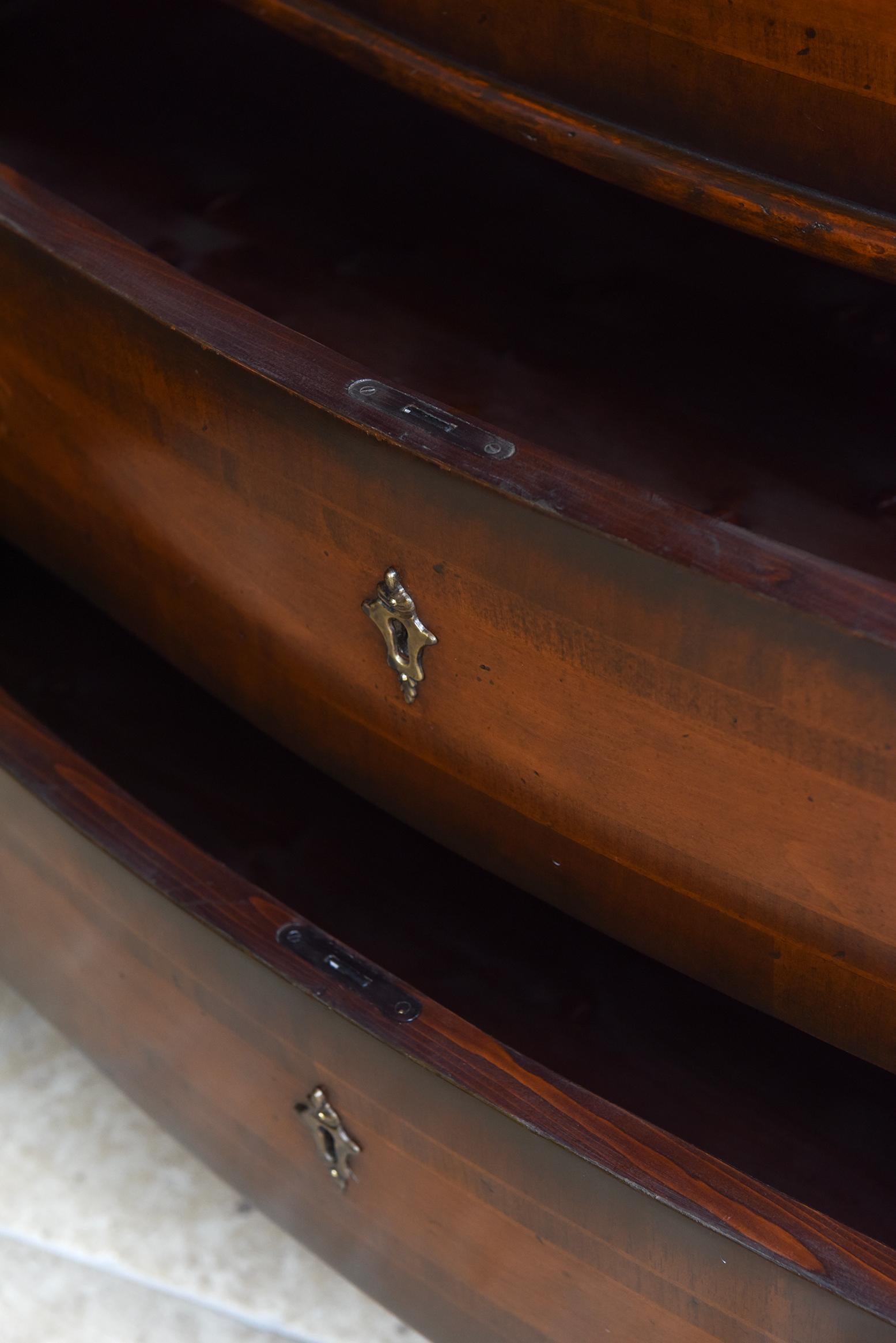 Bronzo Commodo italiano del periodo barocco del XVII secolo in legno di noce, tulipano e bronzo in vendita