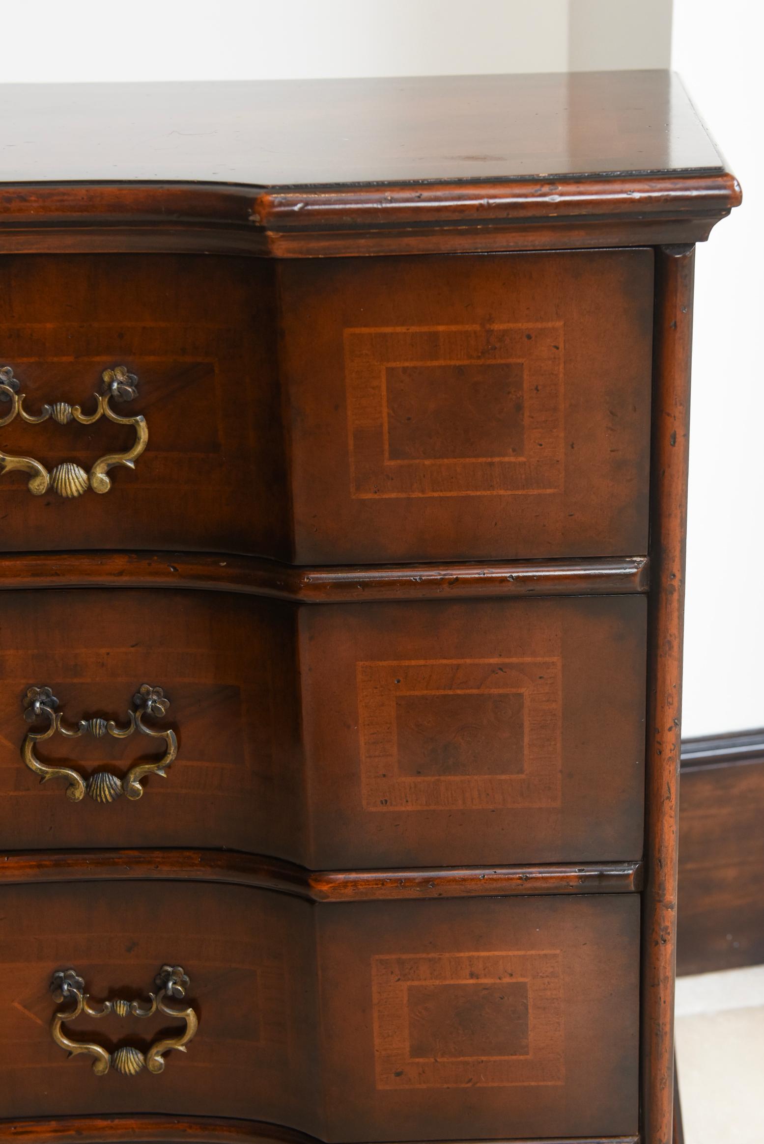 Commodo italiano del periodo barocco del XVII secolo in legno di noce, tulipano e bronzo in vendita 1