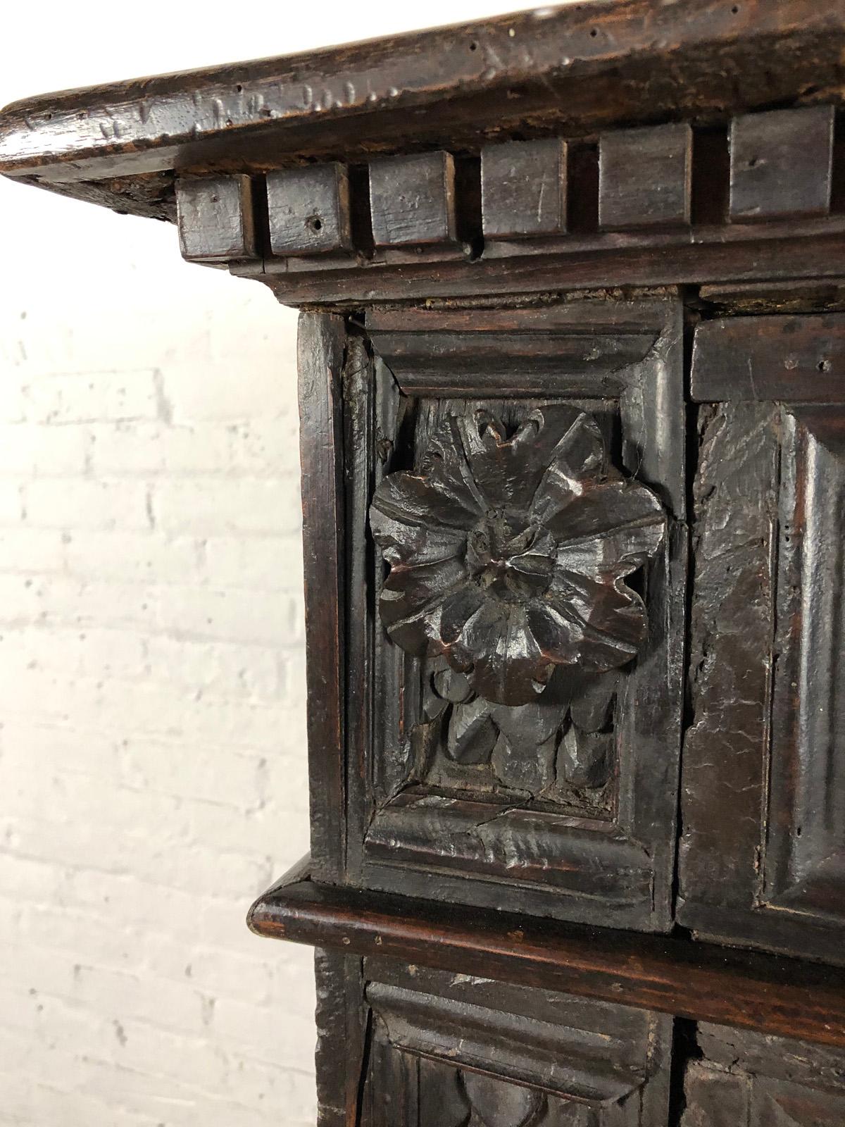 Italian 17th century Baroque walnut Credenza or Small Cabinet For Sale 5