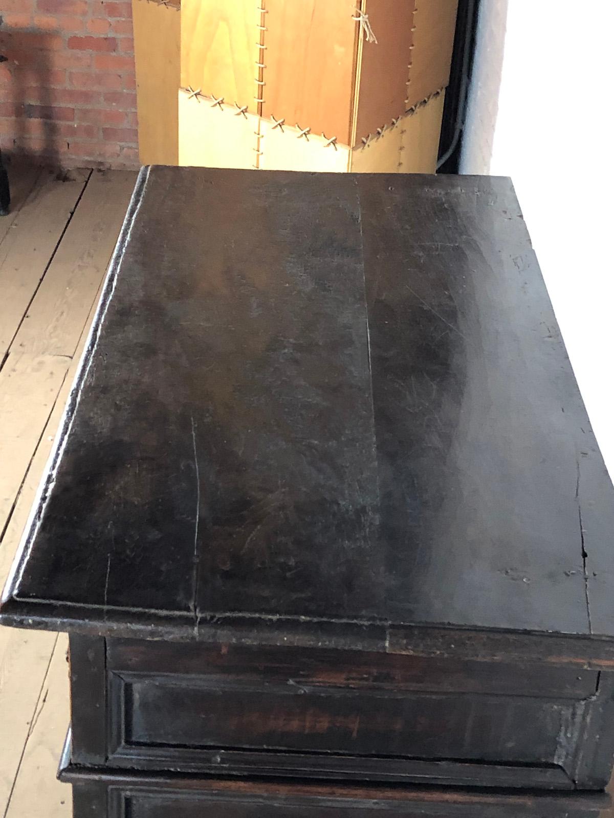 Credenza o piccolo gabinetto barocco italiano del XVII secolo in noce in vendita 5