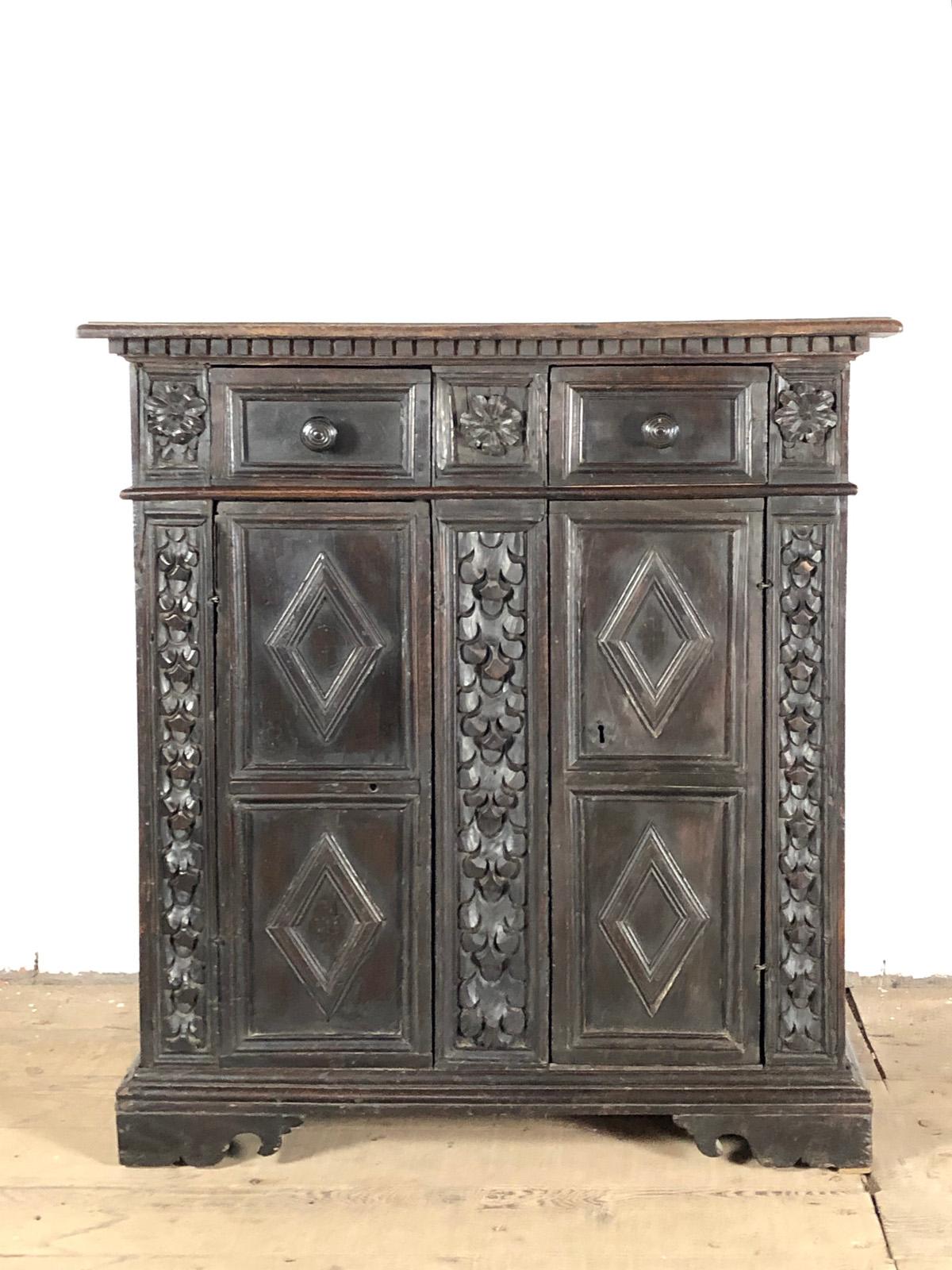 Italian 17th century Baroque walnut Credenza or Small Cabinet In Good Condition For Sale In Troy, NY