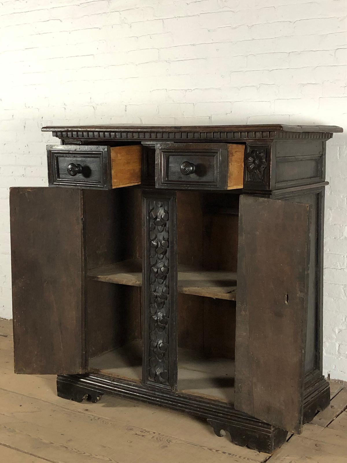 Noce Credenza o piccolo gabinetto barocco italiano del XVII secolo in noce in vendita