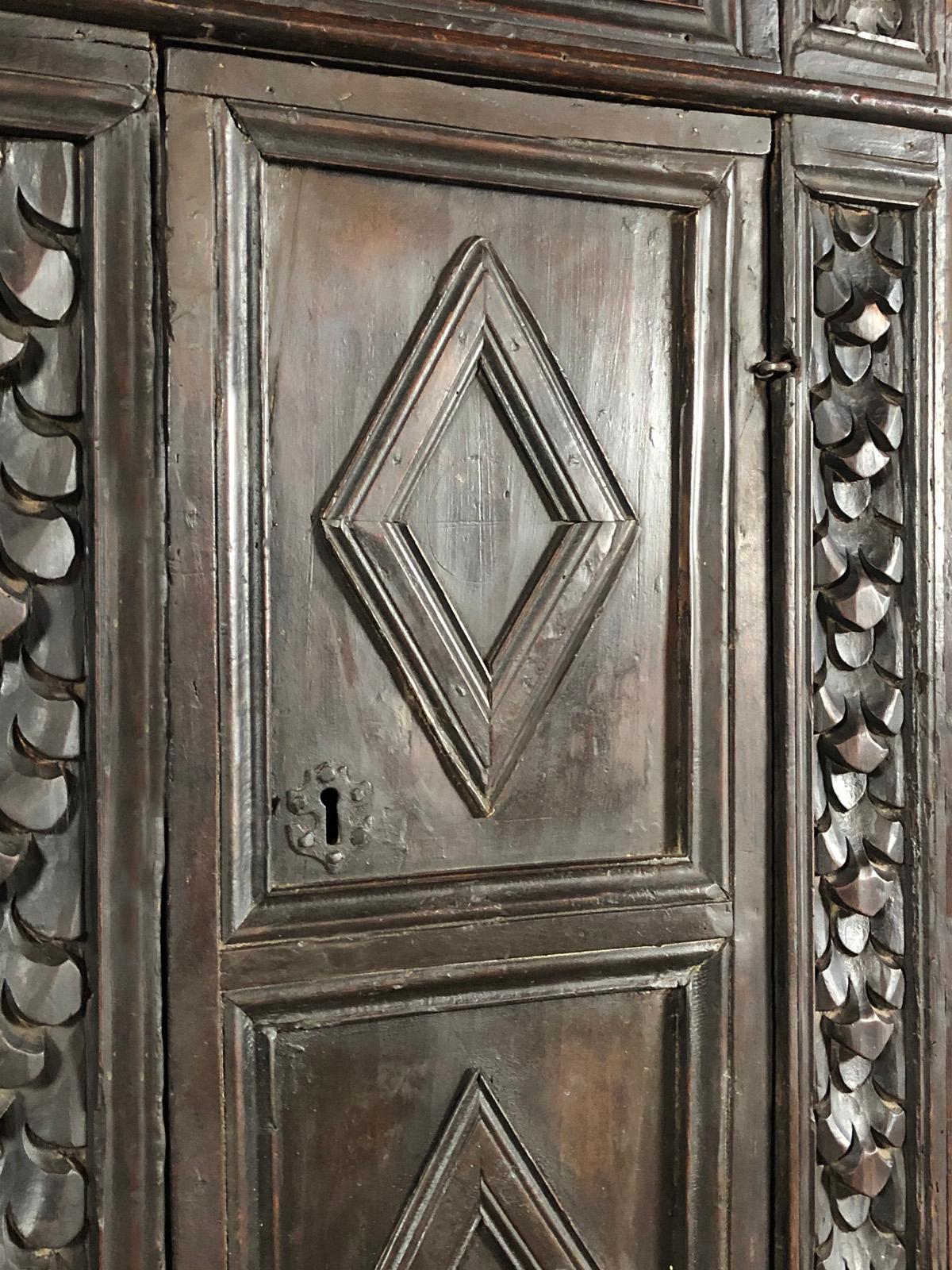 Credenza o piccolo gabinetto barocco italiano del XVII secolo in noce in vendita 1