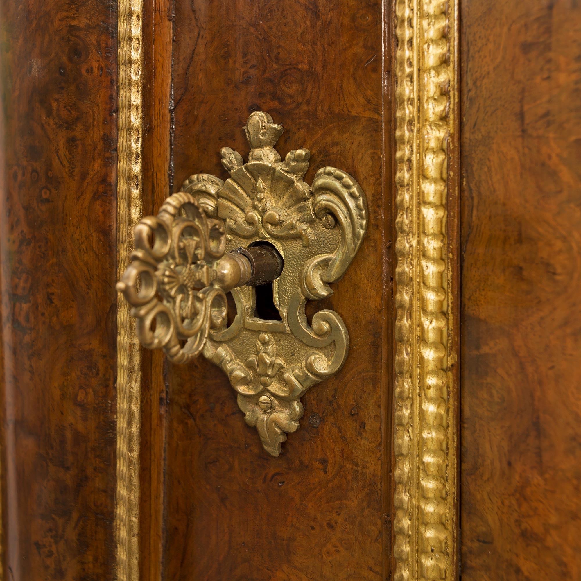 Fer Meuble de rangement baroque italien du 17ème siècle en ronce de noyer, fer doré et bois doré en vente