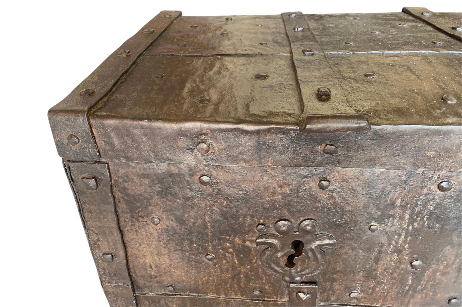 Coffre Forte italien du 17ème siècle, solide boîte en vente 6